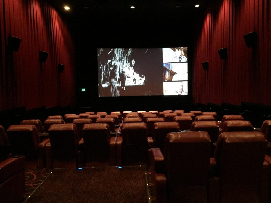 1600px-2017-10-19_15_21_12_Empty_movie_theater_at_the_AMC_Worldgate_9_Theater_in_Herndon,_Fairfax_County,_Virginia