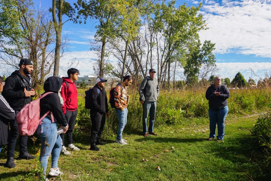 Susan+Kirt+led+students+of+the+Architectural+Design+class+on+a+tour%2C+where+she+explained+the+history+and+preservation+of+the+prairie.+This+was+one+of+her+ongoing+workshops%2C+as+the+fall+2022+Artist-in-Residence.