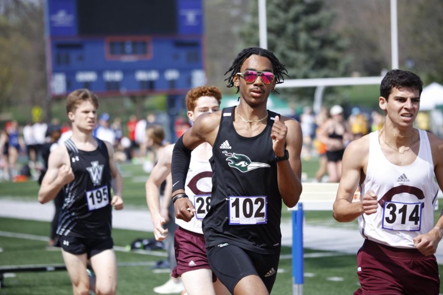 Sophomore Anthony Eddy runs the 1500-meter run in 4:06.47 placing tenth in the event. He also competed in the 800-meter run with a time of 2:00:50.