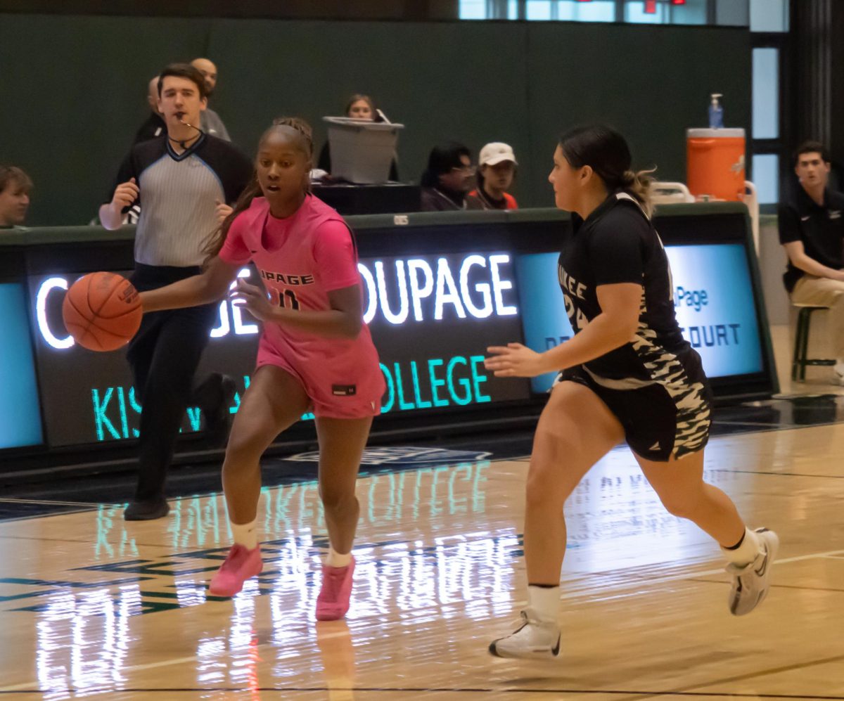 Number 11, Kaisje Pryor dribbling the ball.