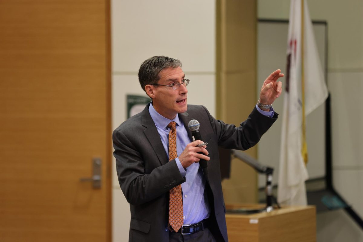 UIC constitutional law professor Steven D. Schwinn talks about the three branches of the U.S government during his Constitution Day presentation.