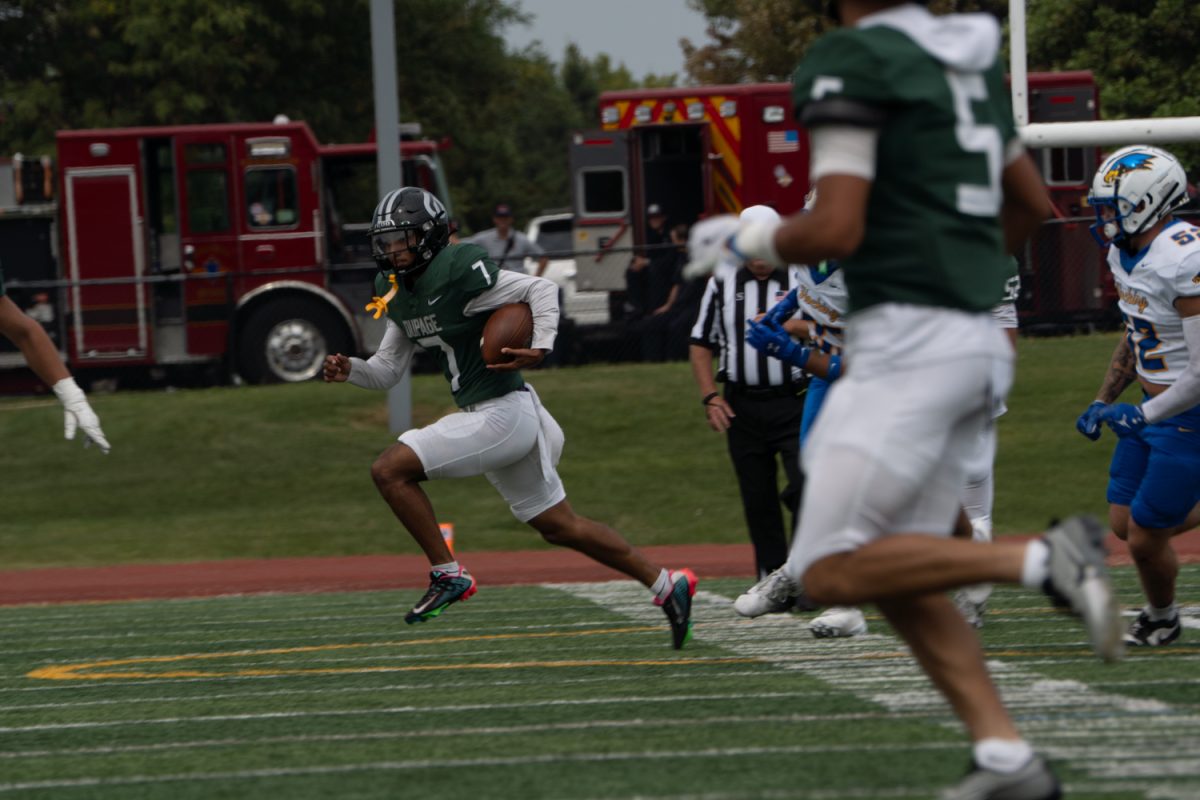 Number 7, Askia Bullie running with the football.

