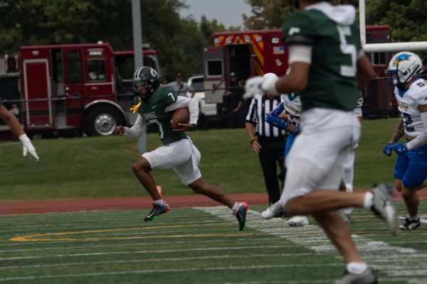 Number 7, Askia Bullie running with the football.
